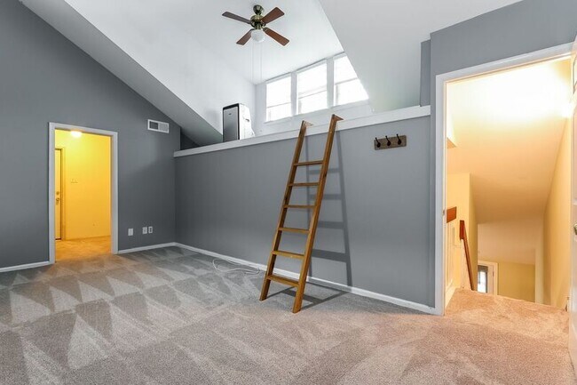 Building Photo - 654 B Woodford Lane