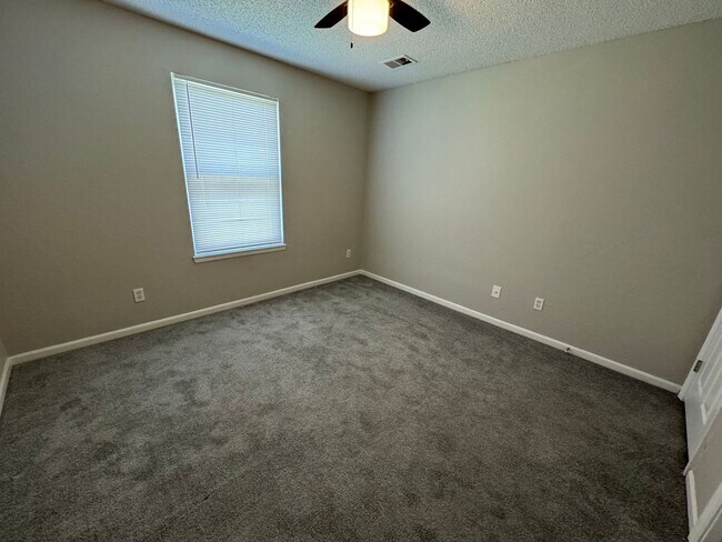 Building Photo - Spacious 3-Bed Duplex with Garage