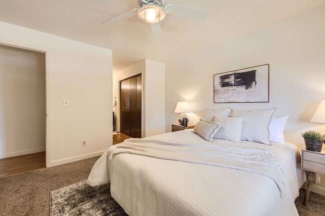 Building Photo - 2 Bed 2 Bath Available for August 2025 Pre...