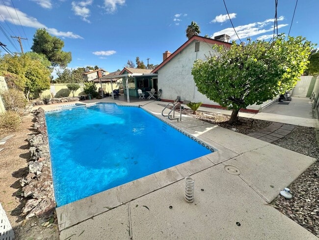 Building Photo - BEAUTIFUL 3 BEDROOM 2 BATHROOM SINGLE STORY FULLY FURNISHED HOME