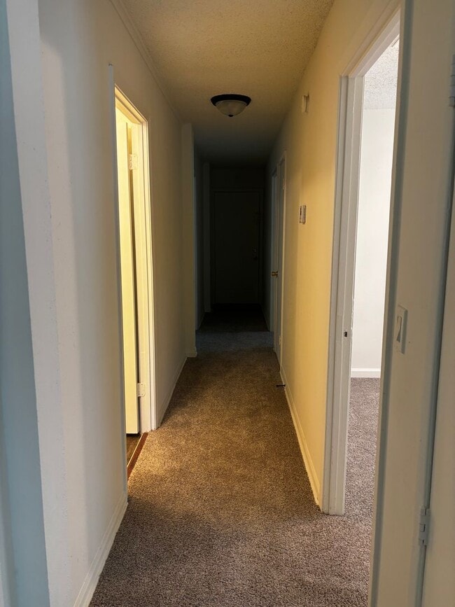 Building Photo - 3 Bedroom 2 Bath