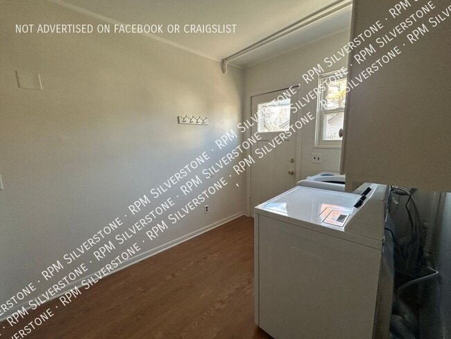 Building Photo - 3236 Caroline-