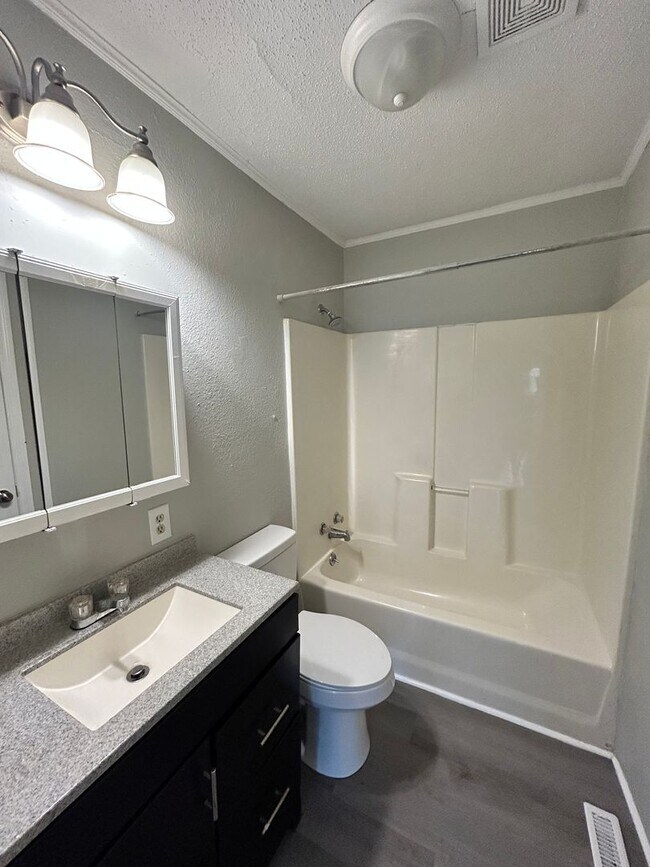 Building Photo - Charming 2 Bed, 1 Bath, Attached Carport a...