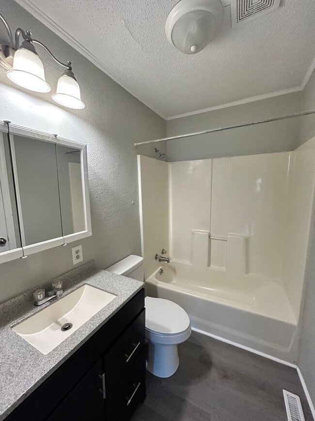 Building Photo - Charming 2 Bed, 1 Bath, Attached Carport and Spacious Yard!