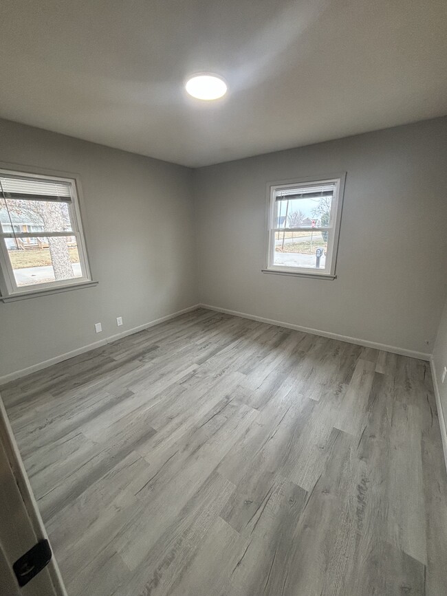 Building Photo - 406 N Main St