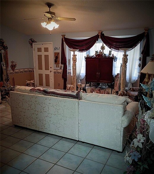 Building Photo - 564 W Central Ave