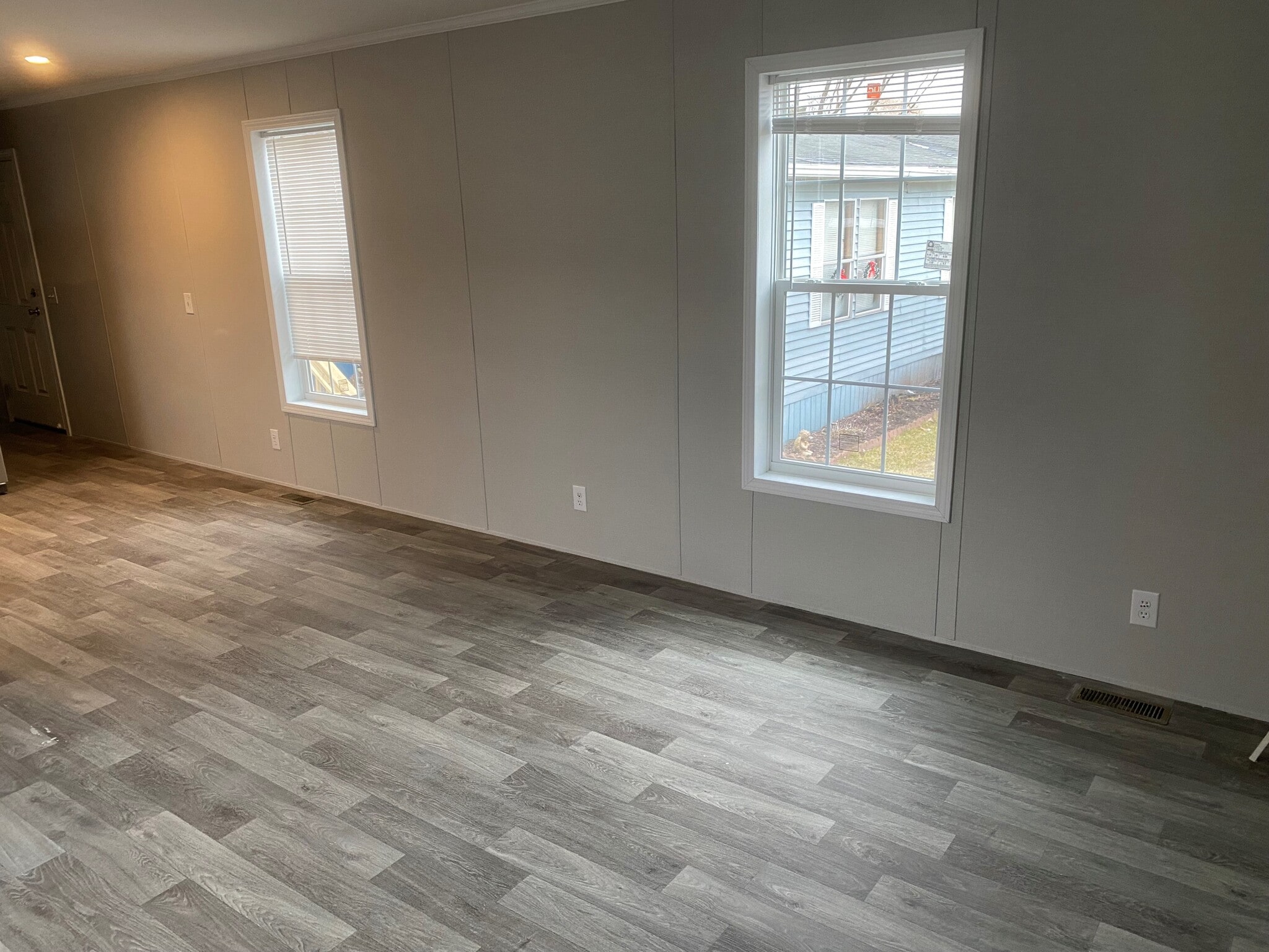 Building Photo - 15557 Pine Ridge Dr