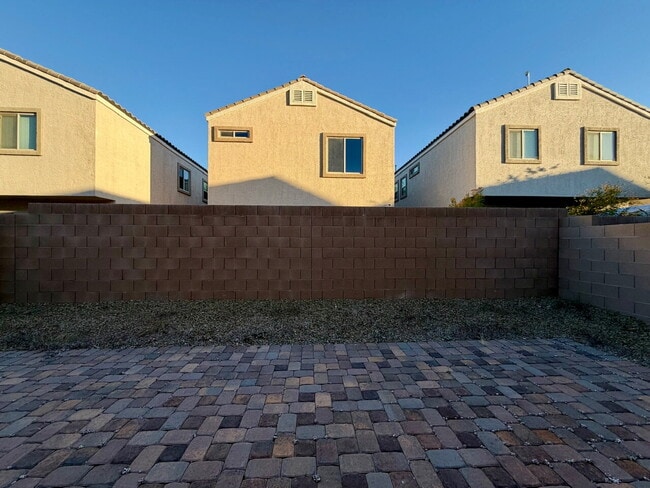 Building Photo - 3 BED 2.5 BATH 2 CAR GARAGE SINGLE FAMILY HOME W/ LOFT, BACKYARD & COMMUNITY POOL, SPA, PLAYGROUN...