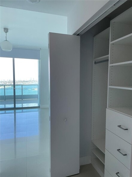 Building Photo - 900 Biscayne