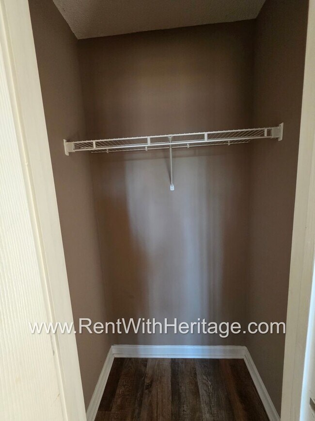 Building Photo - Awesome 3 bd/ 2 bath home / Ranch Home / No Steps / Upgrades Galore / Great Location