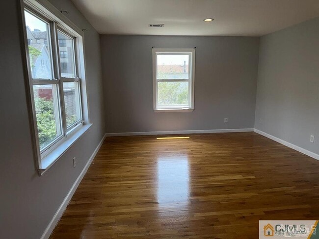 Building Photo - 2024 Grand Ave