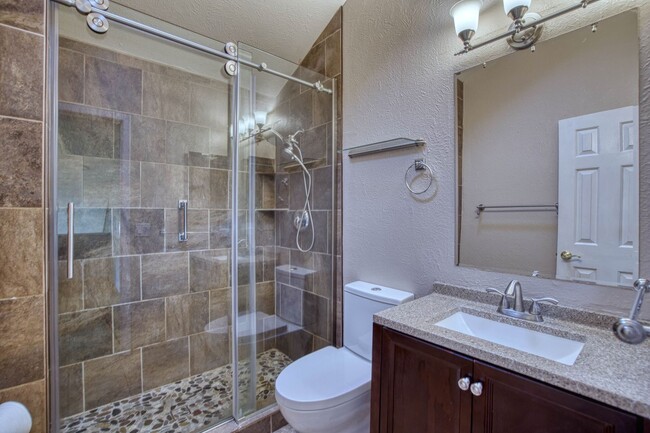 Building Photo - Charming 4 BD/1.5 BA Gunbarrel Home with G...