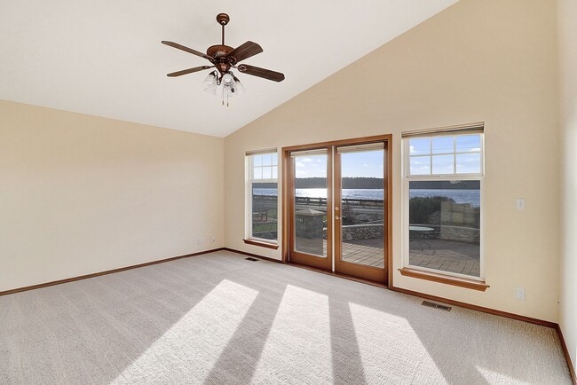 Building Photo - 2 Bed 2 Bath w/Large Office - Penn Cove Vi...