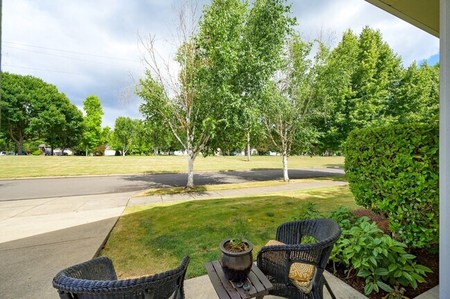 Building Photo - Large 3 Bed, 2.5 Bath Home in McMinnville-...