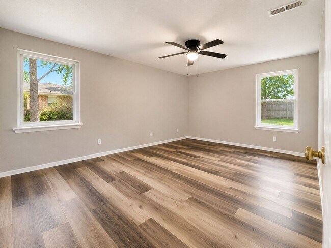 Building Photo - Charming 3 bedroom, 2 bathroom, 1 office/den.