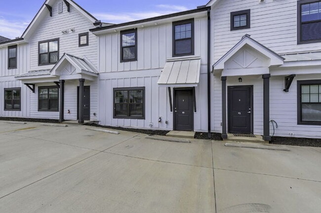 Building Photo - Modern 2BD, 2.5BA Townhouse with Large Loft in Travelers Rest