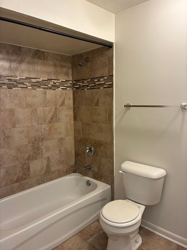 Building Photo - Spacious Updated 4 Bed 2 Bath with Garage Parking