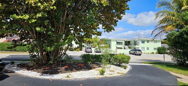 Building Photo - 1740 NE 56th St