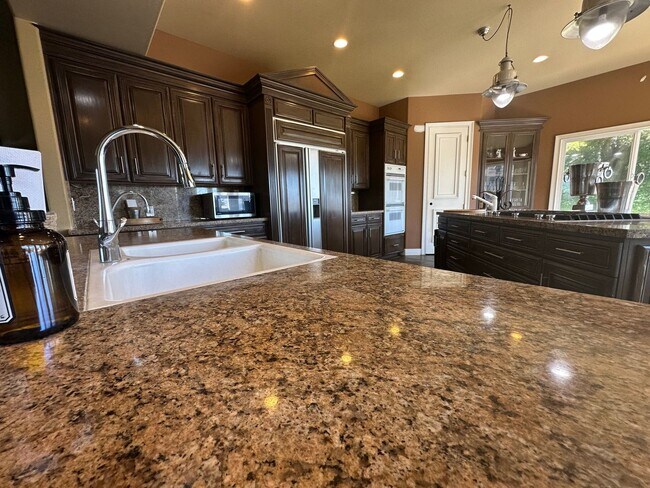 Building Photo - Hilltop Estate in Green Valley-Fully Furni...