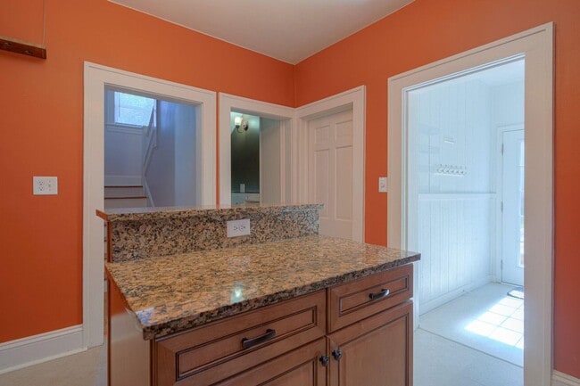 Building Photo - Grandin Court Foursquare convenient to SW City & SW Co!