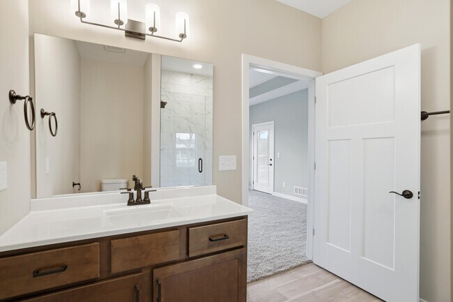 Building Photo - 1044 Stonehaven Dr