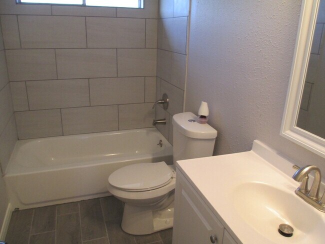 Building Photo - 16714 Cheshire Pl Dr