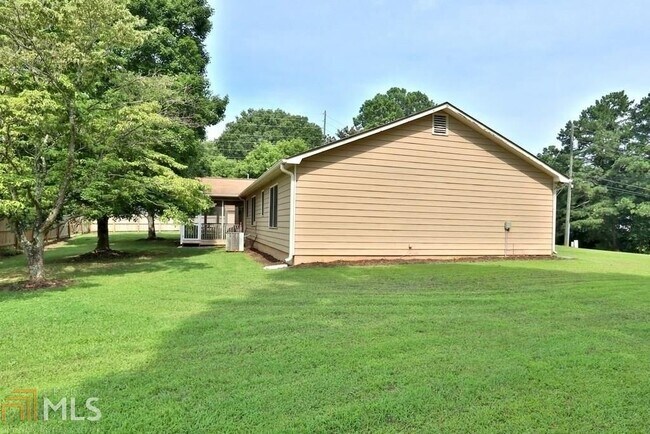 Building Photo - 201 Deerchase Dr
