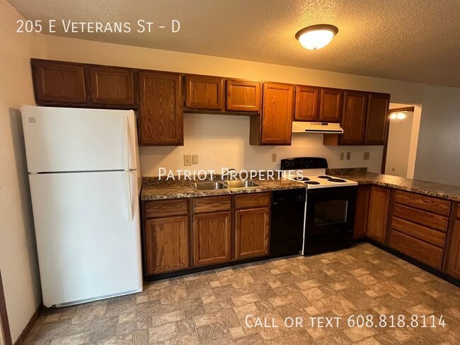 Primary Photo - 205 E Veterans St
