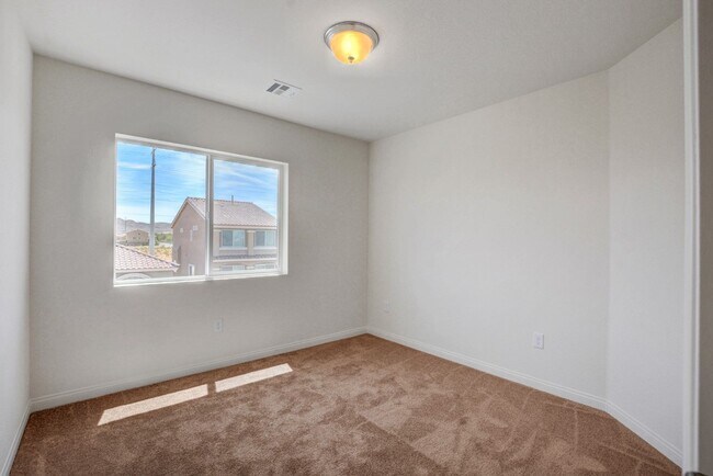 Building Photo - HUGE 3 Story, 5 Bedroom Home in the Southwest!