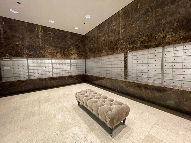 Building Photo - 10 E Ontario St