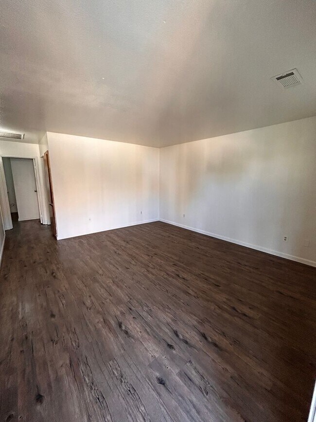Building Photo - 3444