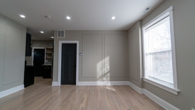 Building Photo - 1706 W Balmoral Ave