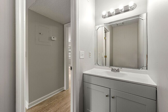 Building Photo - Renovated Modern 2BR Townhome in Prime Kennesaw Location