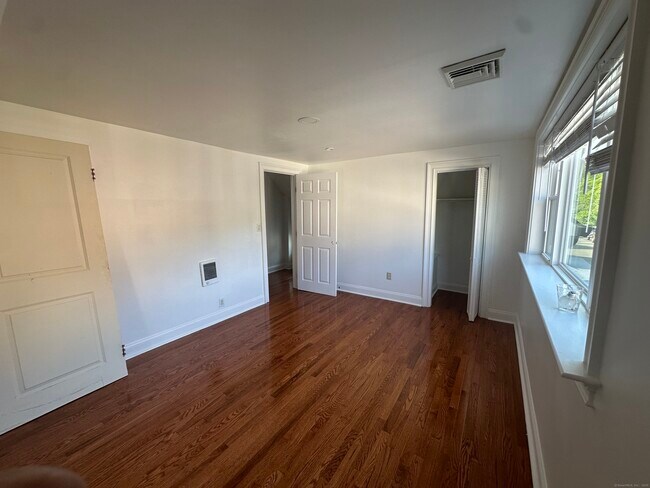 Building Photo - 8 Barnum Ct
