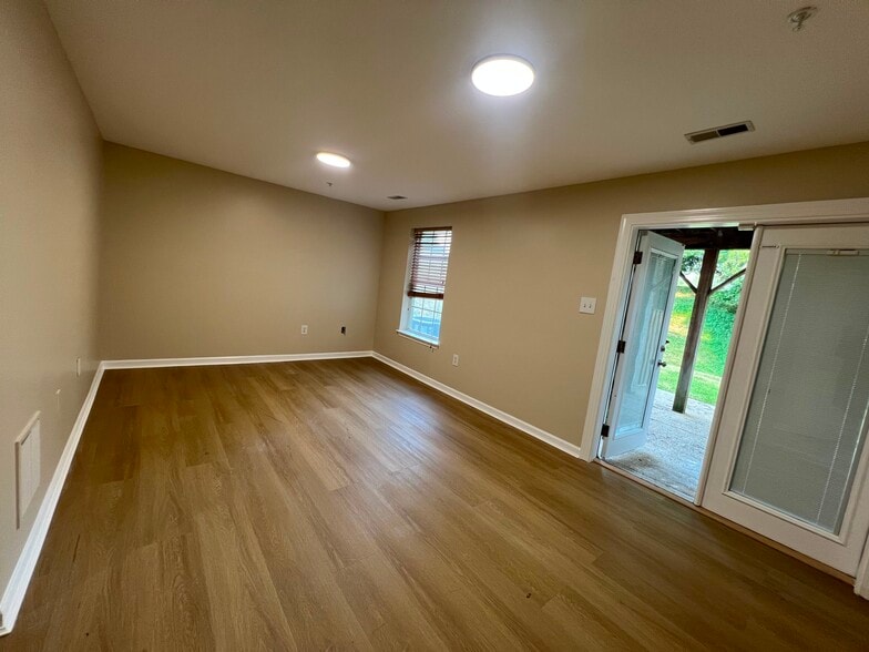 Building Photo - 2495 Deerfield Ln