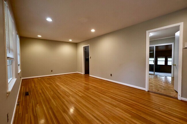 Building Photo - 536 Edgecrest Cir