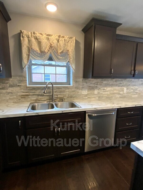 Building Photo - 1721 Spruce Hill Dr