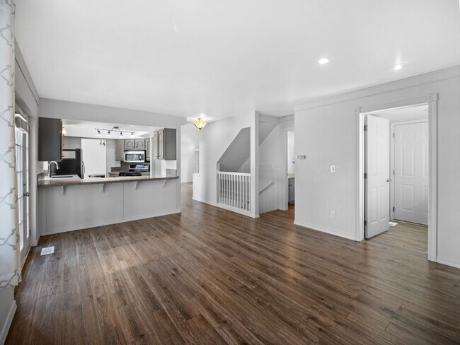 Building Photo - 4bedroom/3bath w/Garage/washer/dryer/fence...