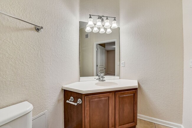 Building Photo - Beautifully Maintained 3-Bedroom, 2-Bathro...