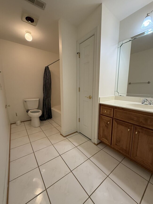 Building Photo - Immaculate End-Unit Townhome in Port Warwick