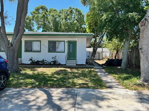 Building Photo - 1/2 Duplex - Large One Bedroom with W/D h...