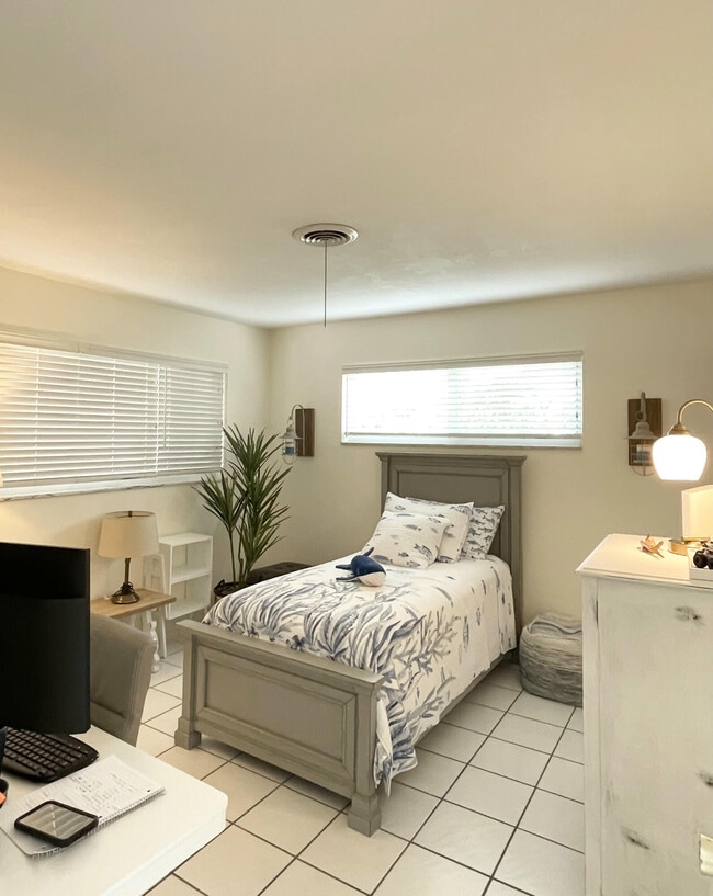 Building Photo - 266 NE Wavecrest Way