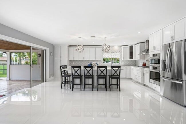 Building Photo - 417 N Country Club Dr