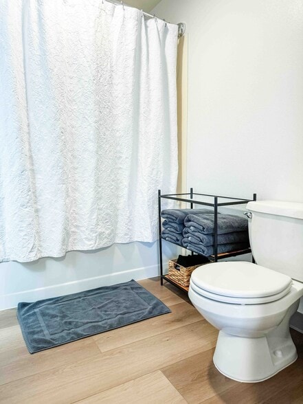 Building Photo - 329 Bessie St