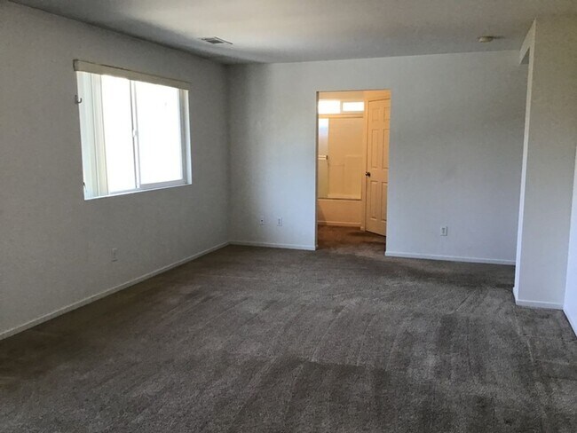 Building Photo - 4055 Laurel Park Way