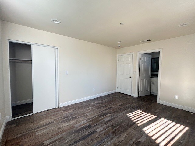 Building Photo - 213 1/2 E 84th Pl