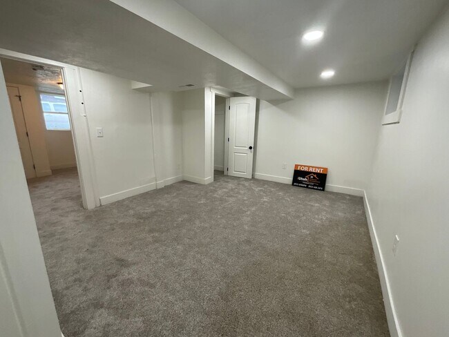 Building Photo - 859 Binford St