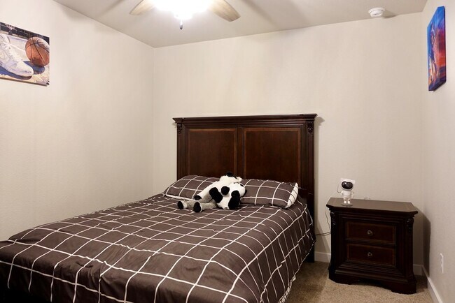 Building Photo - 413 Graze St