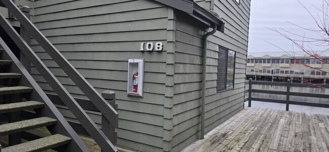 Building Photo - 7 Lake Bellevue Dr