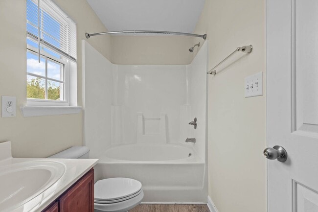 Building Photo - 3 Bedroom 2 Bathroom Home